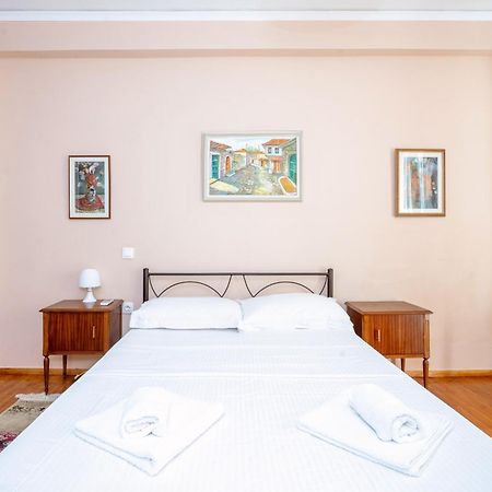 Charming & Authentic Gem - Walk To Port & Shops! Lejlighed Patras Eksteriør billede