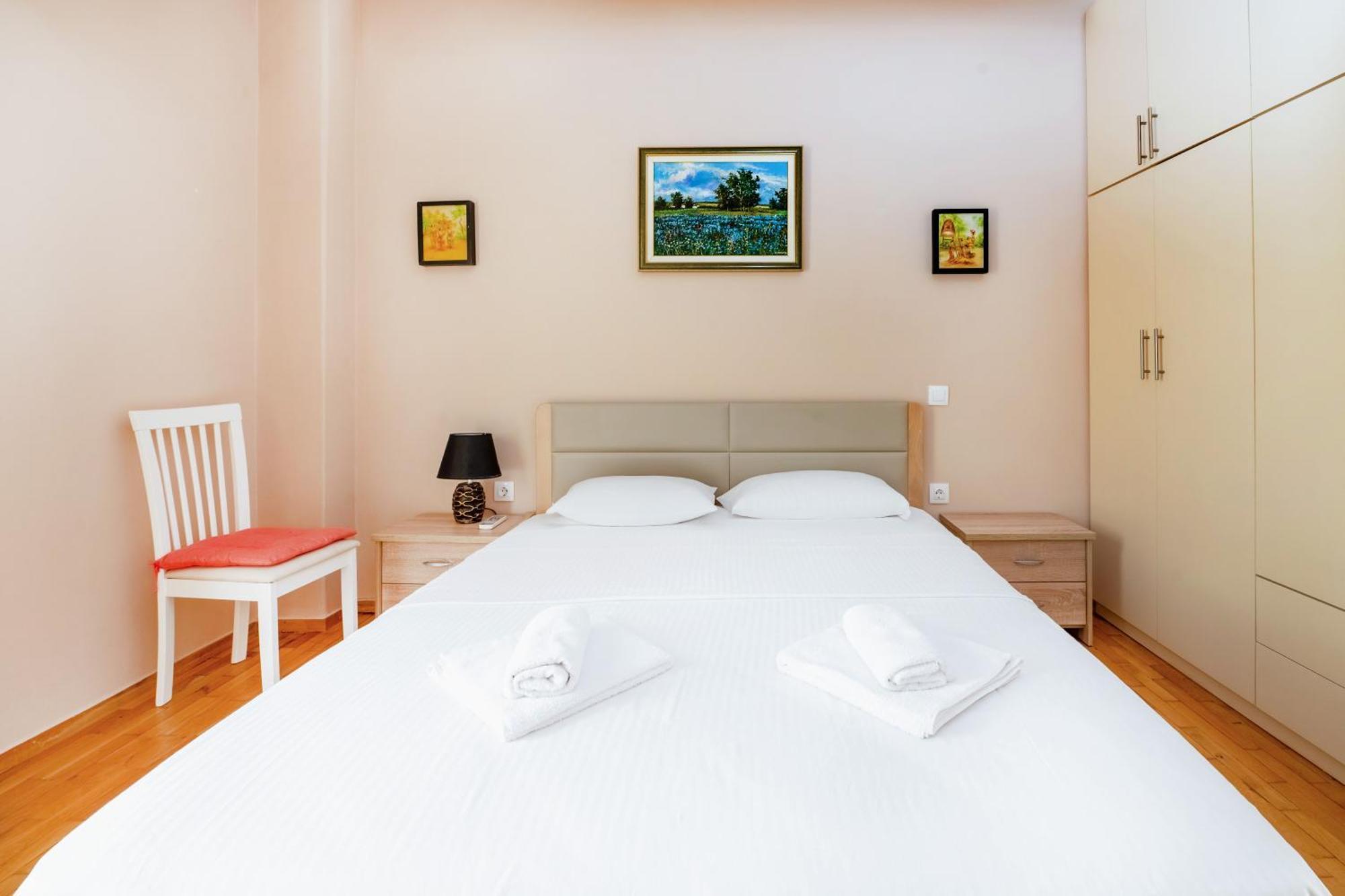 Charming & Authentic Gem - Walk To Port & Shops! Lejlighed Patras Eksteriør billede